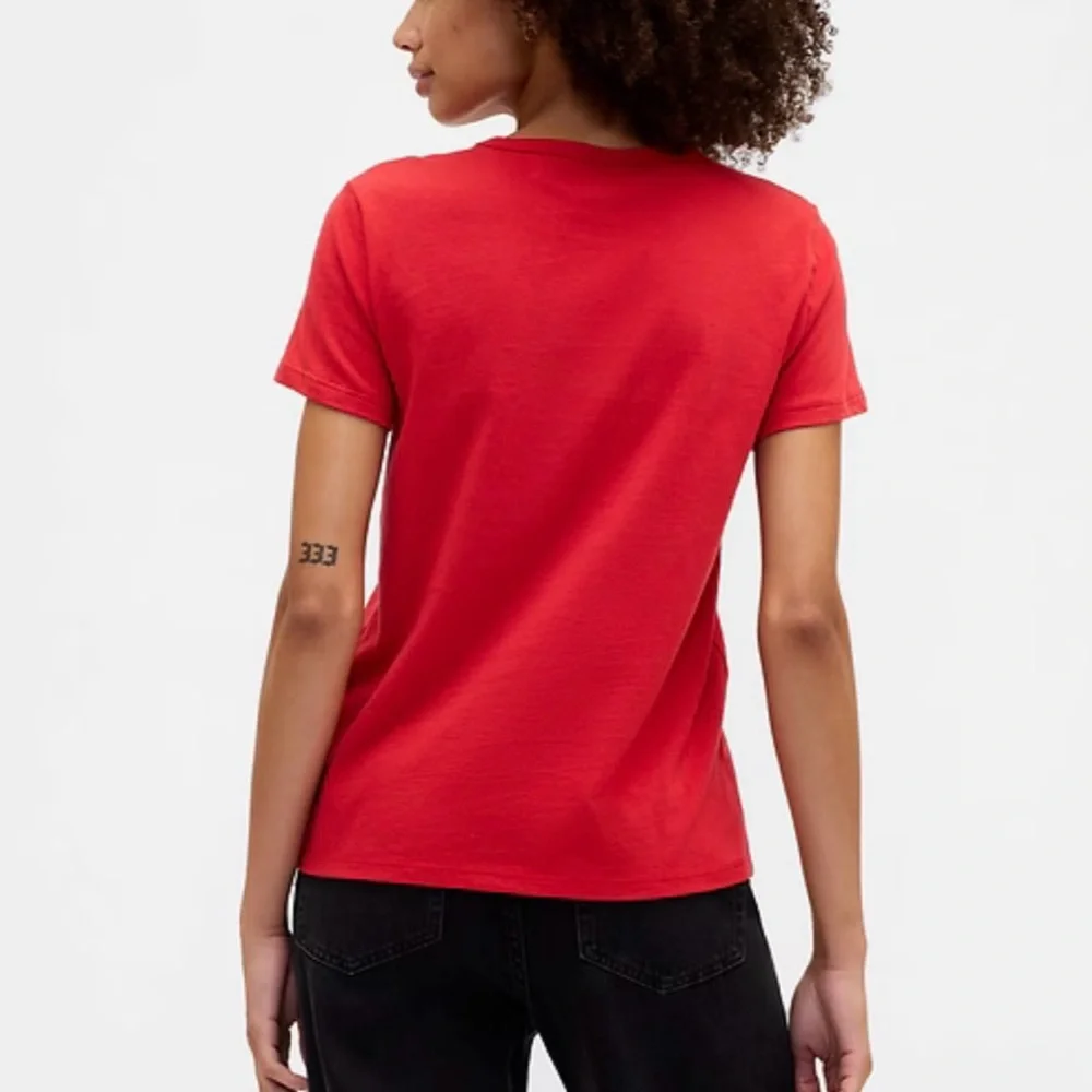 NEW!! Festive Women's Gap Favorite Tee with “Merry” Text (Red-Large)- NWT